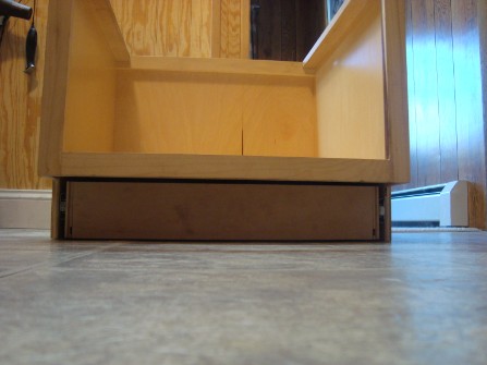 TOE KICK STEP STOOL